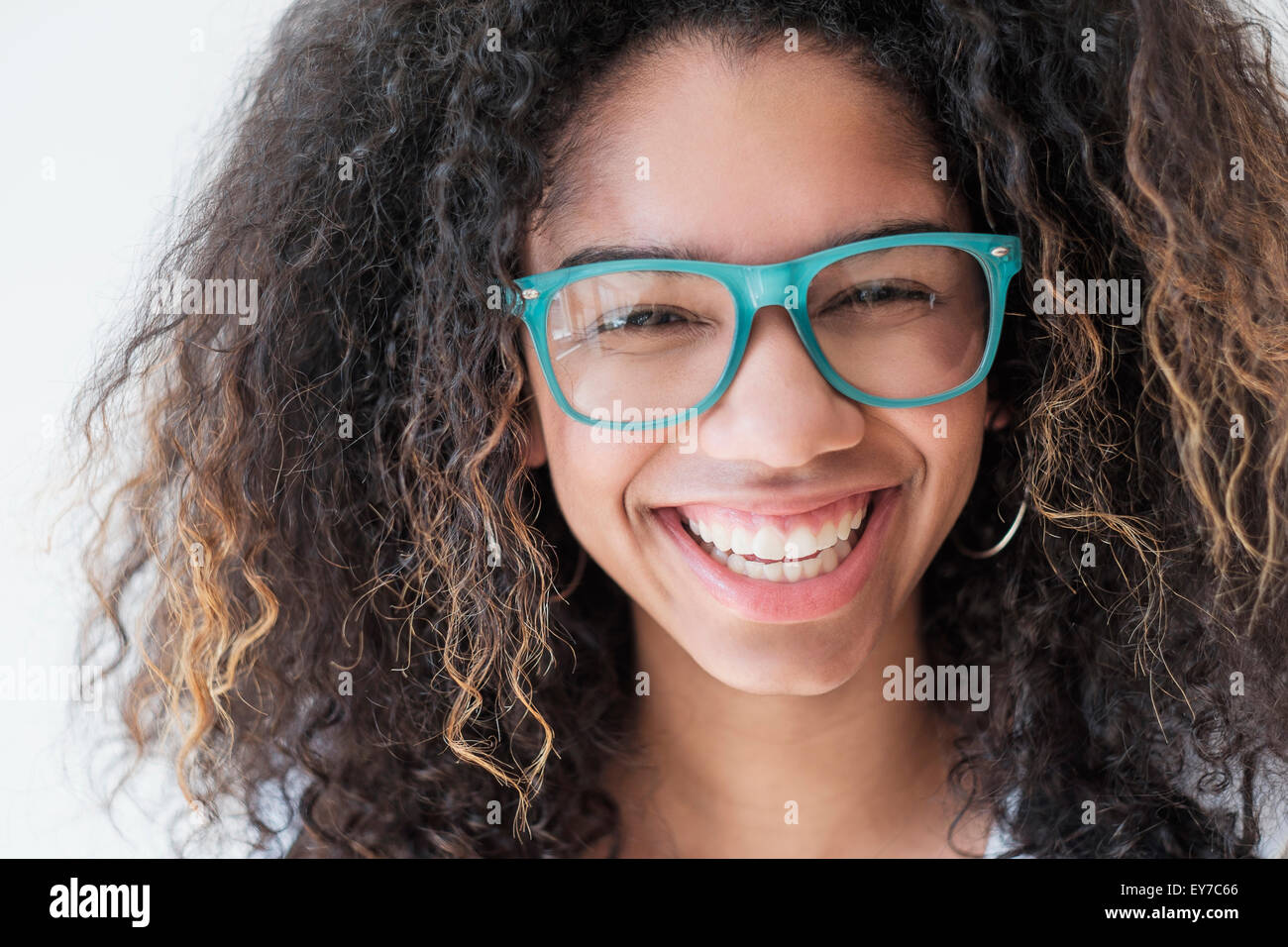 Retrato de una adolescente (16-17) llevar gafas. Foto de stock