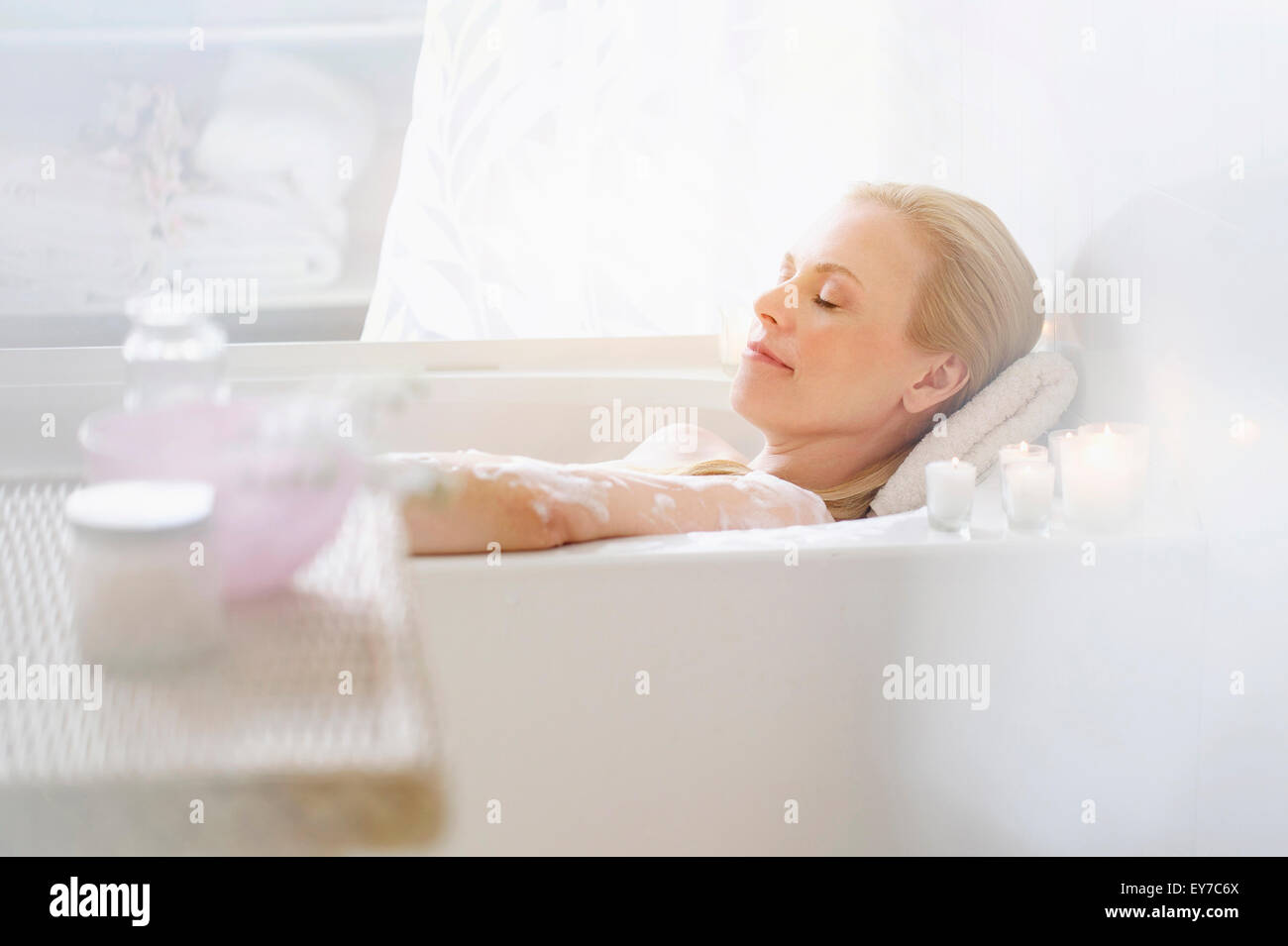 Mujer en el baño relajante Foto de stock