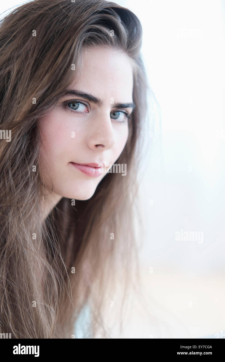 Retrato de mujer joven con ojos azules Foto de stock