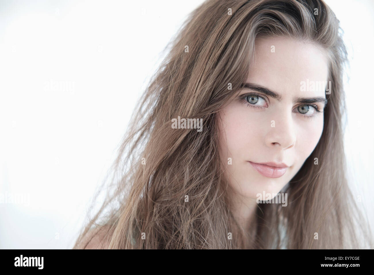 Retrato de mujer joven con ojos azules Foto de stock