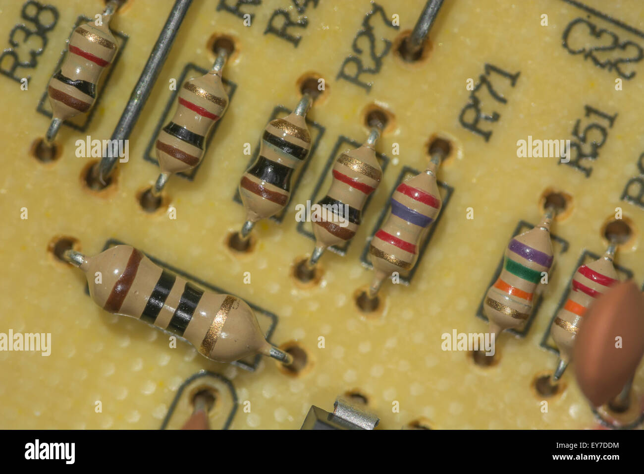 Resistencias en placa de circuito fotografías e imágenes de alta resolución  - Alamy