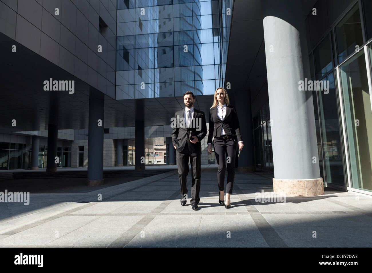 Socios de negocio caminando por el edificio de oficinas Foto de stock
