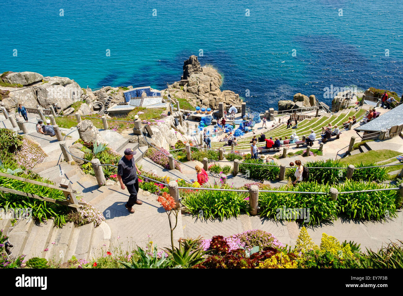 El Teatro Minack con vistas al mar en Porthcurno cerca de Penzance, Cornwall, Inglaterra, Reino Unido. Foto de stock