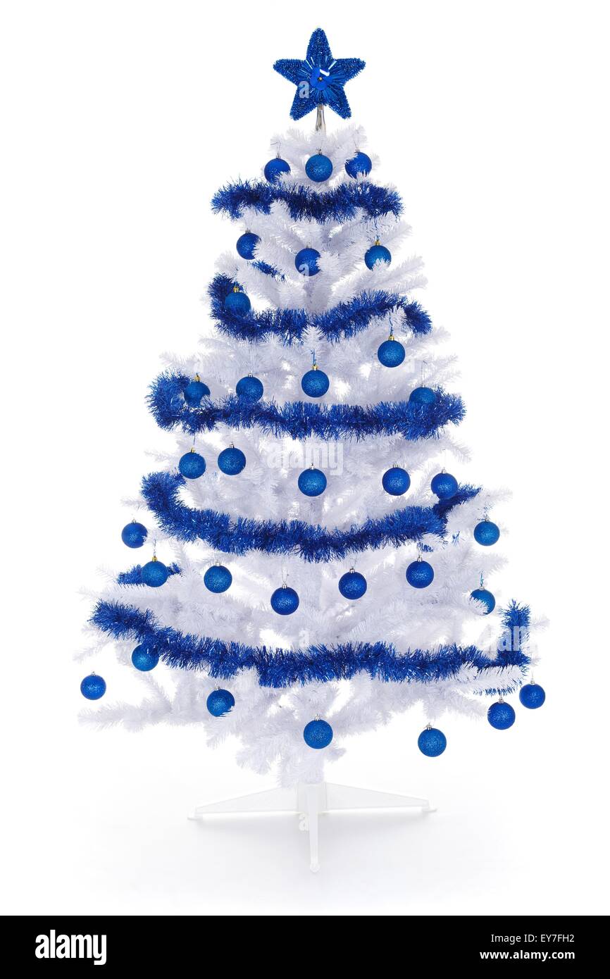 Árbol de navidad artificial blanco sobre blanco, decorado con ornamentos  azules y guirnalda Fotografía de stock - Alamy