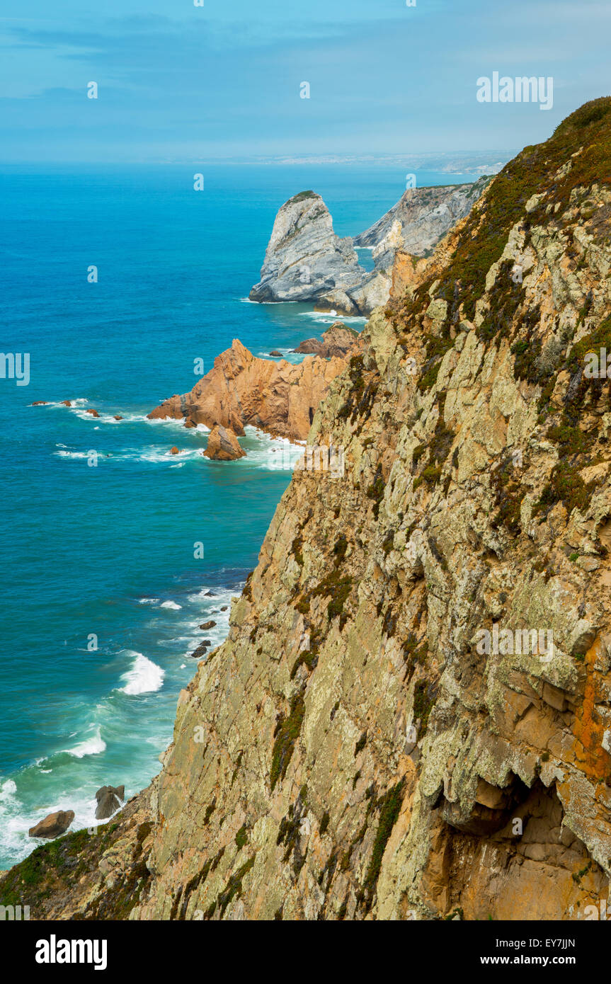 La costa de Portugal, el Cabo da Roca - el punto más occidental de Europa. Pintorescas rocas. Foto de stock