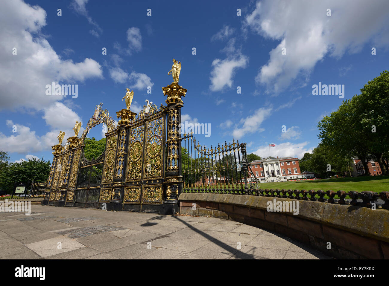 El Golden Gates fuera del Ayuntamiento Warrington Cheshire UK Foto de stock