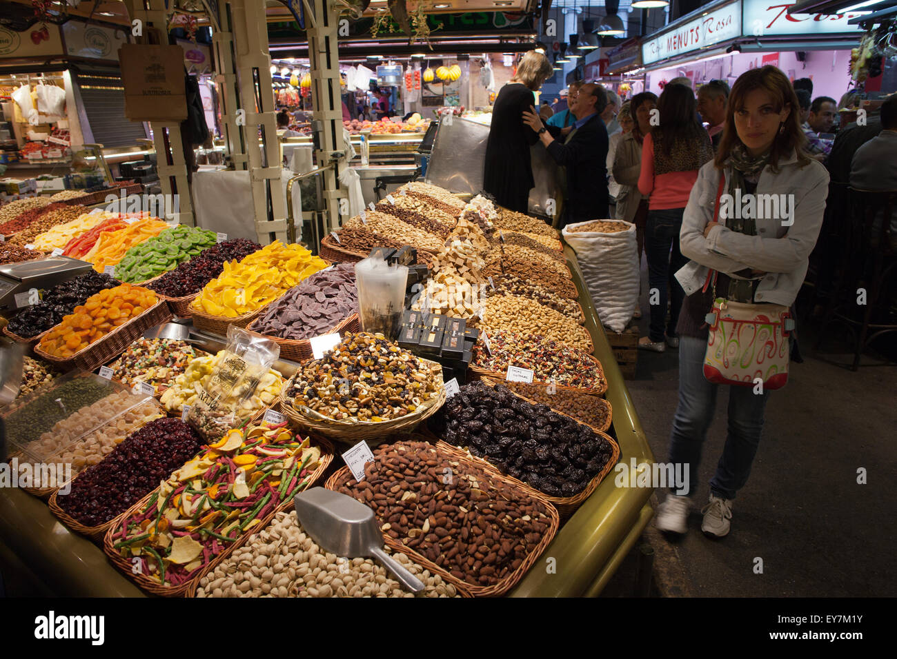 Stand con frutos secos y nueces en la Boqueria mercado de alimentos en  Barcelona, Cataluña, España Fotografía de stock - Alamy