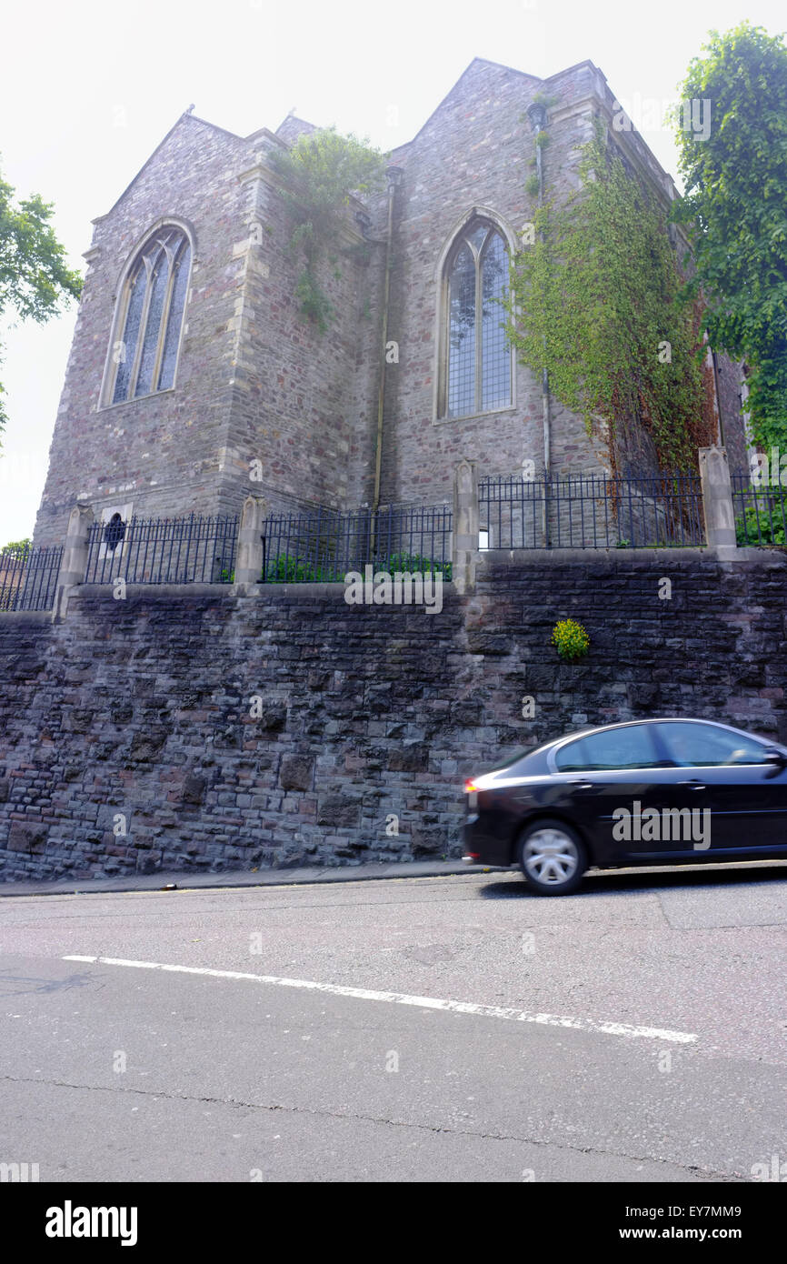 Un coche pasa a la iglesia de San Miguel en el monte sin en St Michael's Hill en Bristol. Foto de stock