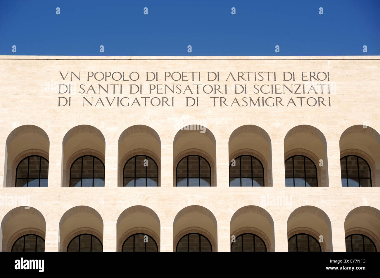 Italia, Roma, EUR, Palazzo della Civiltà del Lavoro, arquitectura fascista Foto de stock