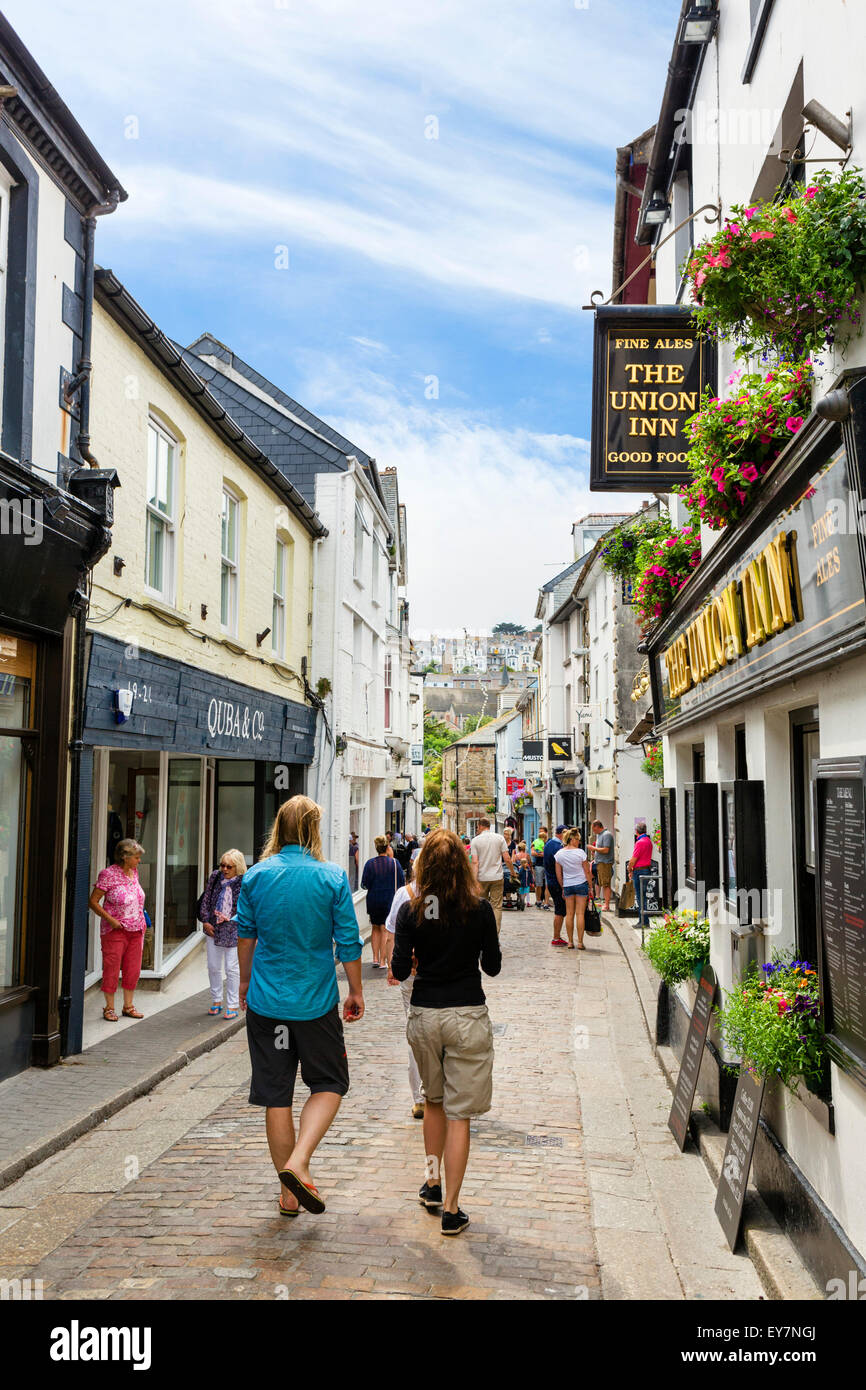 Tiendas de Fore Street en el centro de la ciudad, St Ives, Cornwall, Inglaterra, Reino Unido. Foto de stock