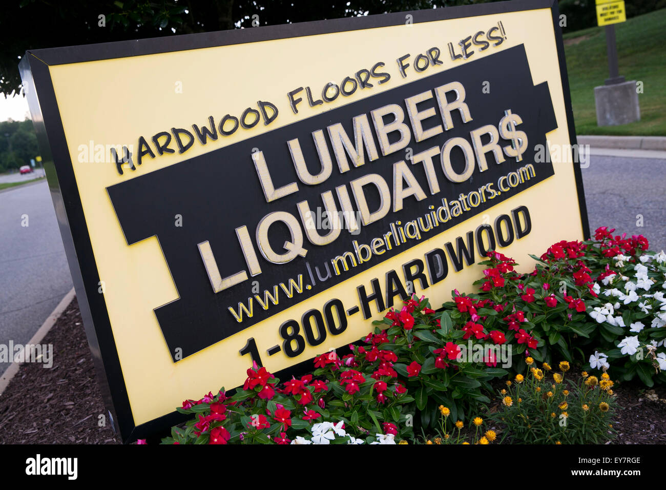 Un logotipo firmar fuera de la sede de Lumber liquidadores, Inc., en Toano, Virginia el 18 de julio de 2015. Foto de stock