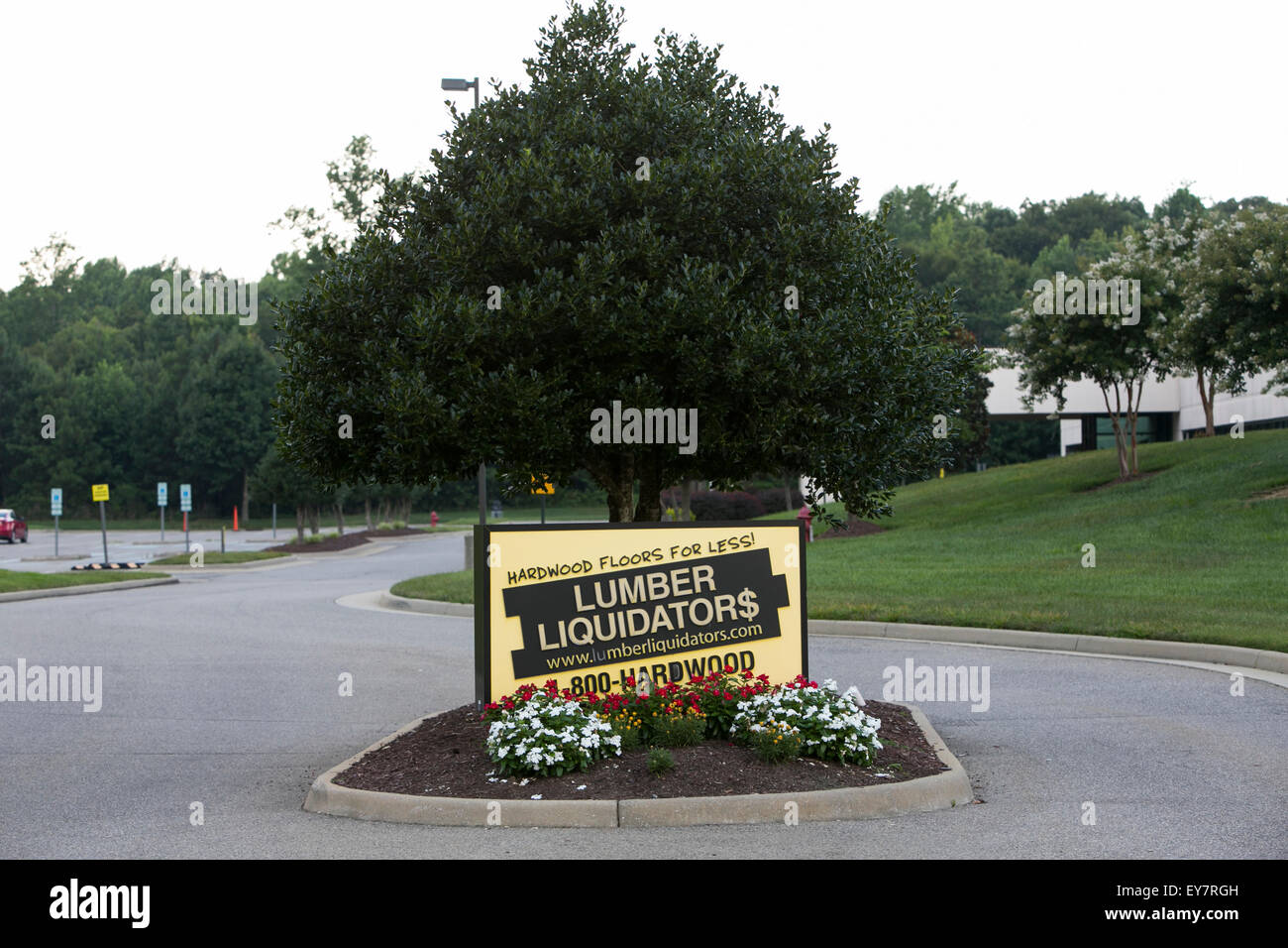Un logotipo firmar fuera de la sede de Lumber liquidadores, Inc., en Toano, Virginia el 18 de julio de 2015. Foto de stock