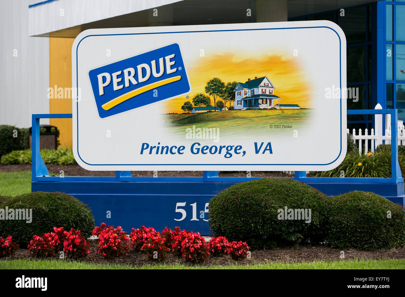 Un logotipo cartel fuera de una planta de procesamiento de pollo ocupada por Perdue Farms, en Prince George, Virginia el 19 de julio de 2015. Foto de stock