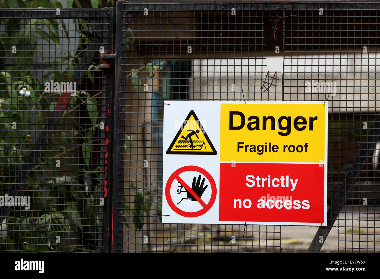 Sitio de construcción señales de seguridad peligro techo frágil estrictamente ningún acceso Foto de stock