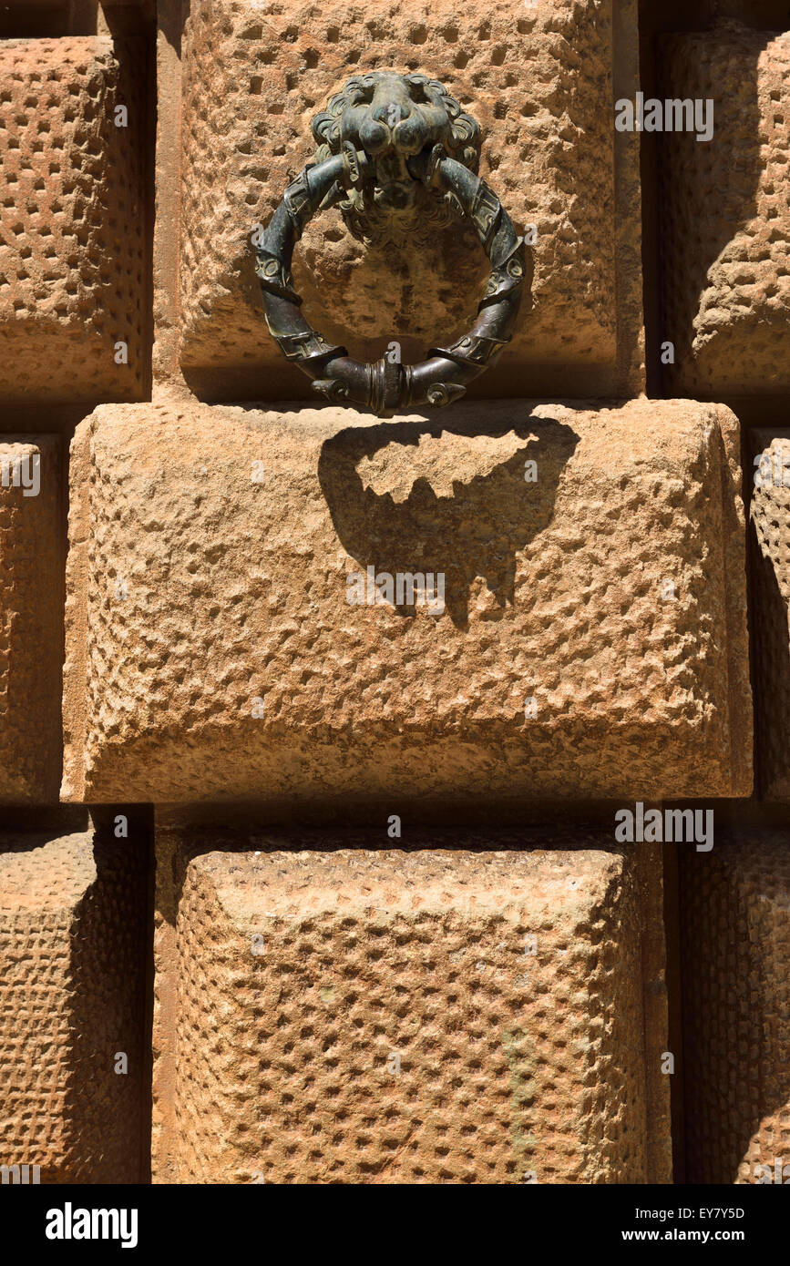 Anillo de bronce en boca de león en la rústica bloques de Palacio de Carlos  V en la Alhambra de Granada España Fotografía de stock - Alamy