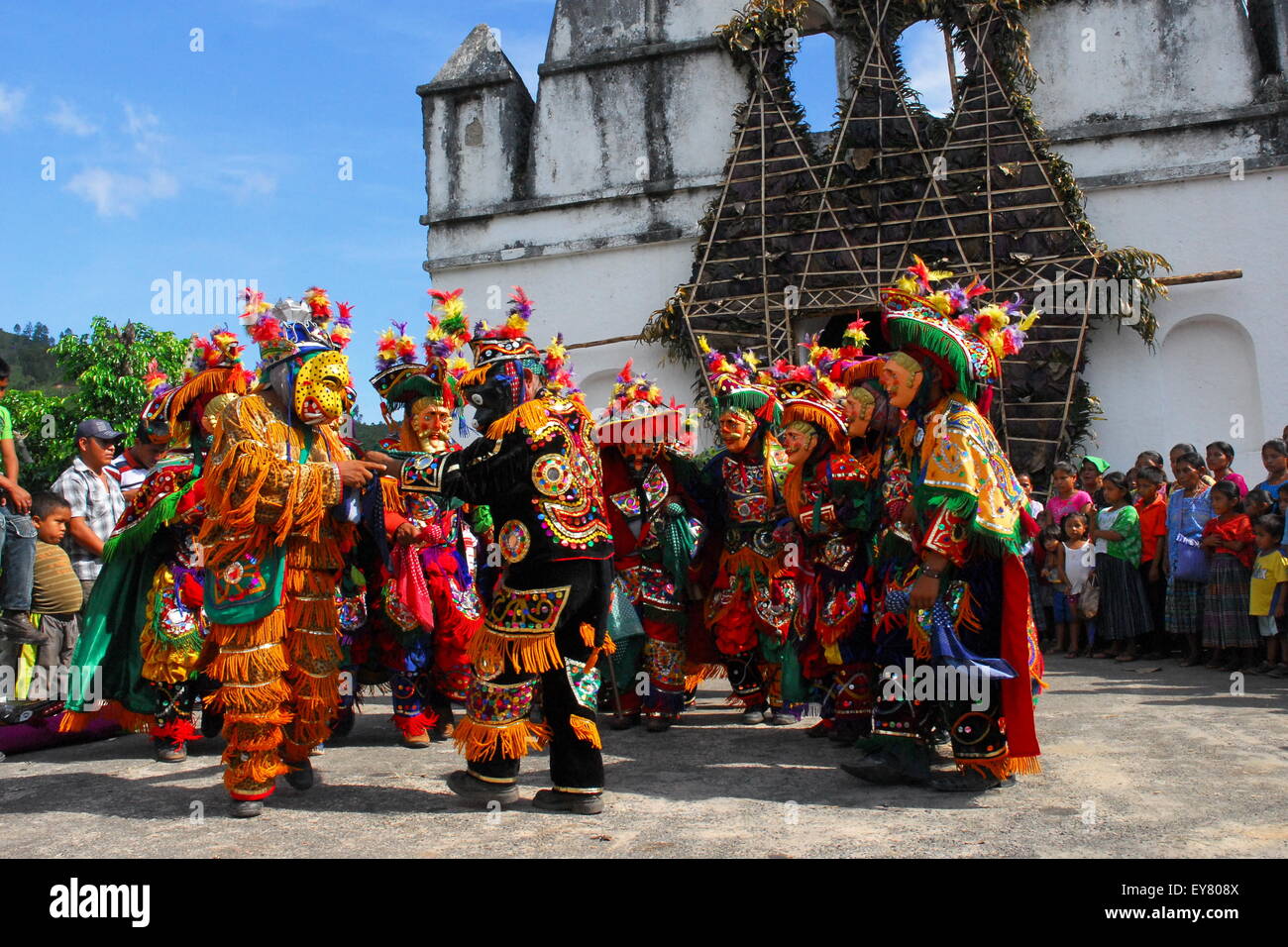 objetivo carro esponja Jaguar y mono Español afronta los cazadores de Ciervos tradicional  guatemalteca danza que tiene raíces mayas Fotografía de stock - Alamy