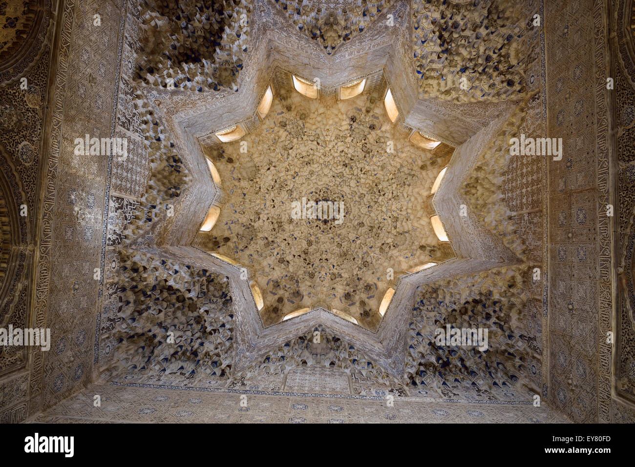 El techo de la sala de los abencerrajes, en los palacios nazaríes de la Alhambra, Granada Foto de stock