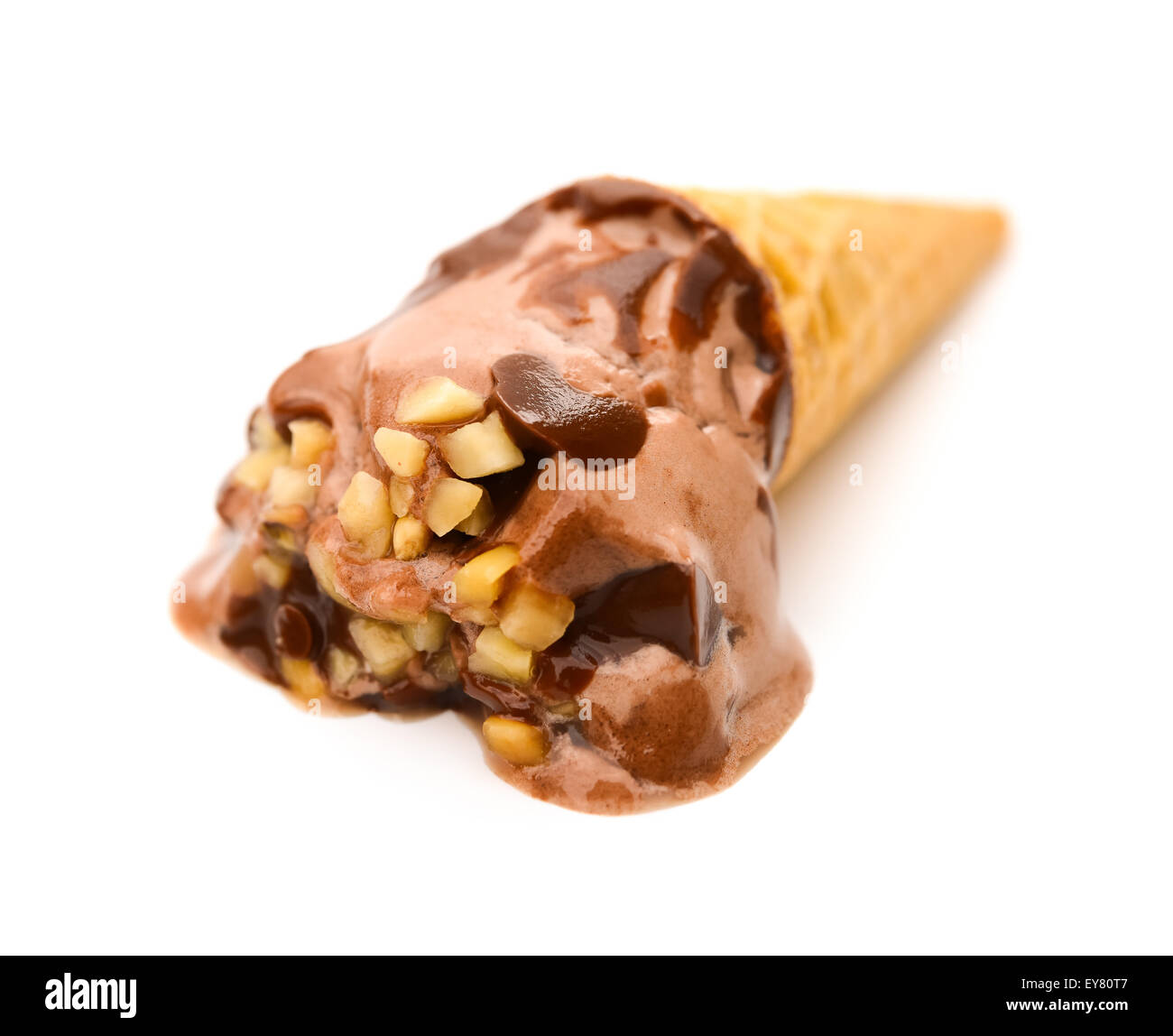 Cono de helado, derritiendo en un fondo blanco. Foto de stock