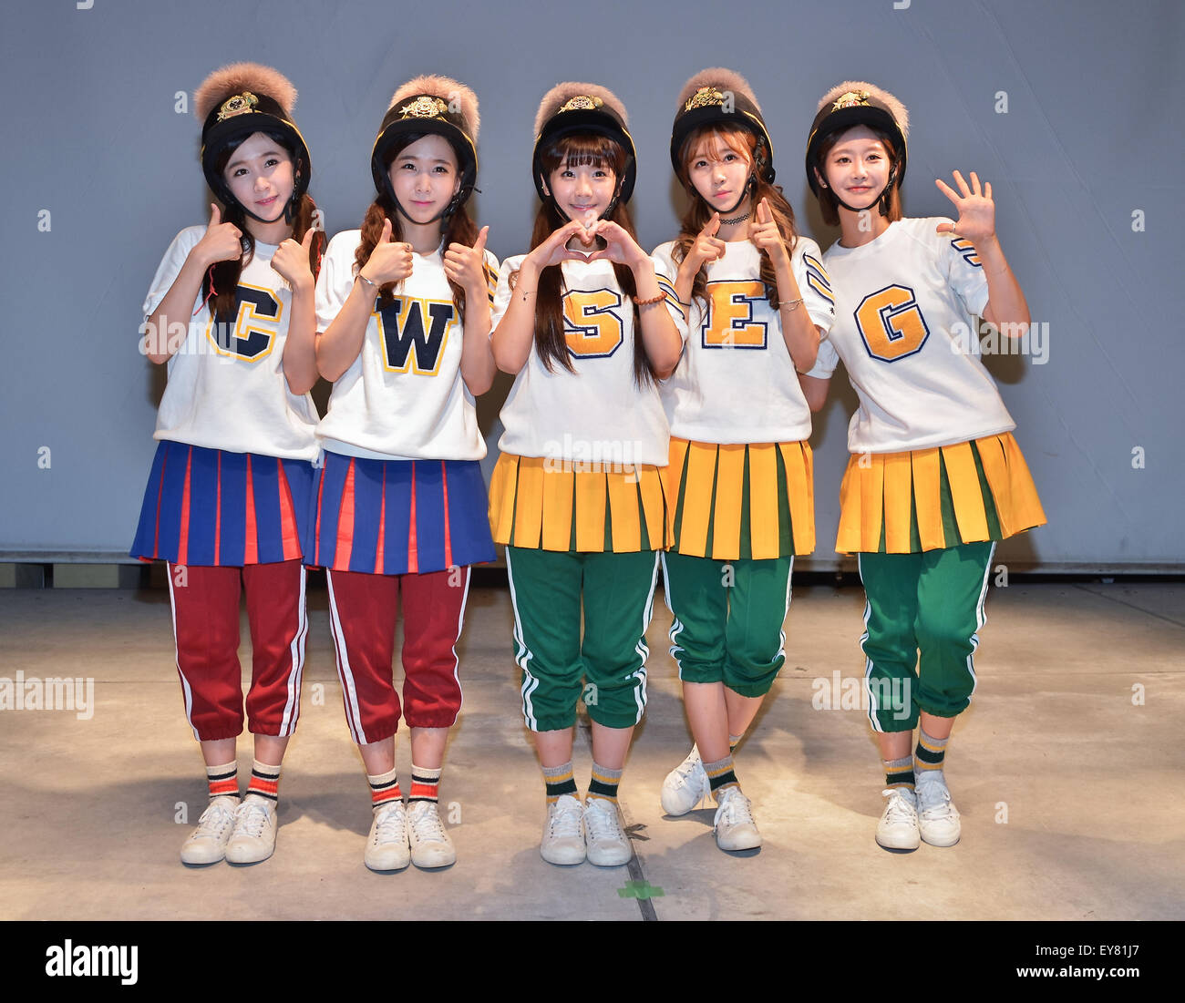 Crayola POP, Jul 22, 2015 : Kawasaki, Japón : chica coreana Crayon grupo Pop  (L-R, Choa, Forma, Soyul, Ellin y Geummi) suponen para la cámara durante el  evento de promoción para su