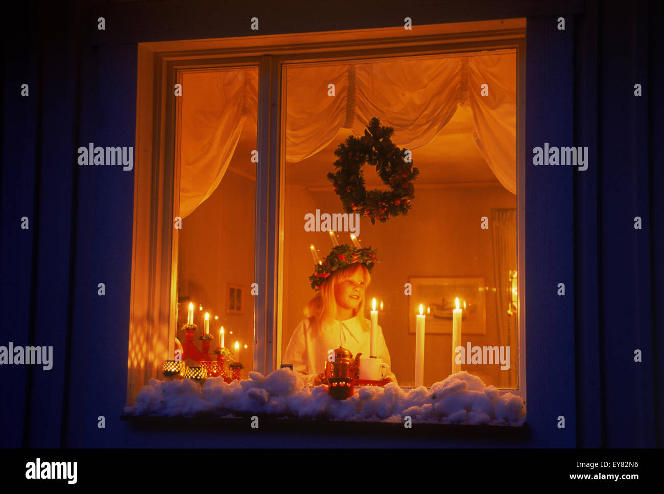 13 de diciembre en Suecia es Santa o Santa Lucía día cuando los niños lleven coronets de velas Foto de stock