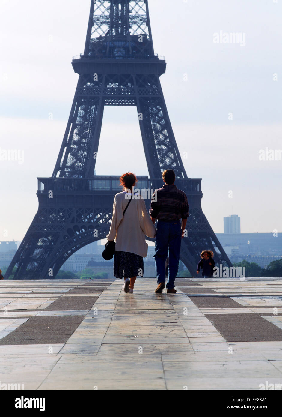 Pareja caminando hacia la Torre Eiffel en el Palais de Chaillot en Trocadero en París Foto de stock