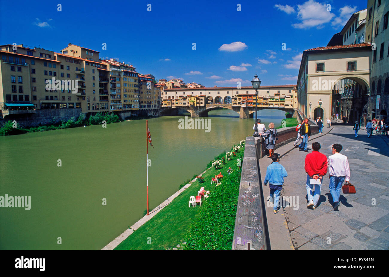 La gente caminando cerca de la Galería Uffizi junto al río Arno en Florencia Foto de stock