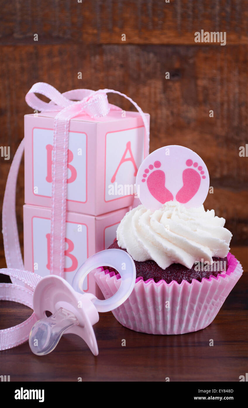Su niña rosa baby shower cupcake y caja de regalo en vintage de fondo de la  tabla de madera oscura Fotografía de stock - Alamy