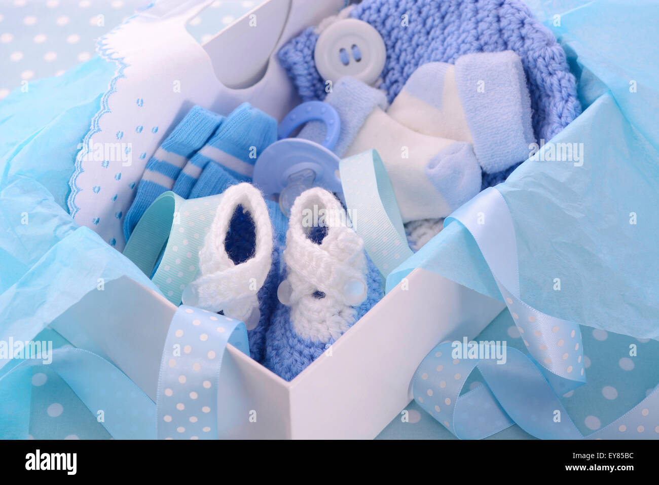 Su niño azul tema baby shower caja de regalo con ropa de bebé, bib, capot,  botines, chupete y calcetines Fotografía de stock - Alamy
