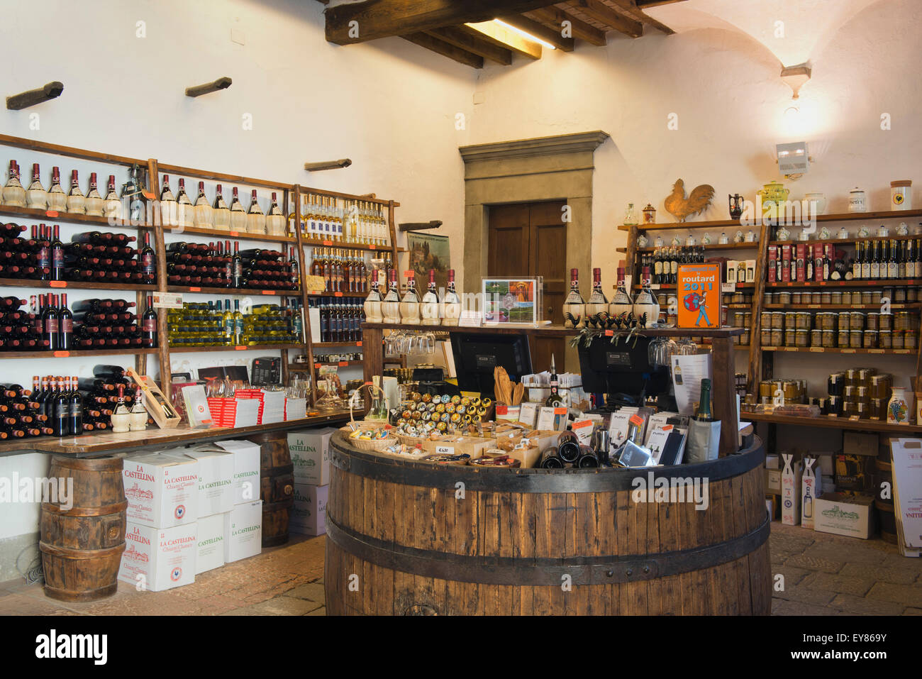 Tienda de vinos con botellas de vino y pequeñas delicias, Castellina in Chianti, Toscana, Italia Foto de stock