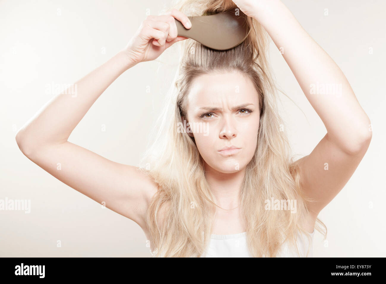 Mujer joven cepillarse el cabello Foto de stock