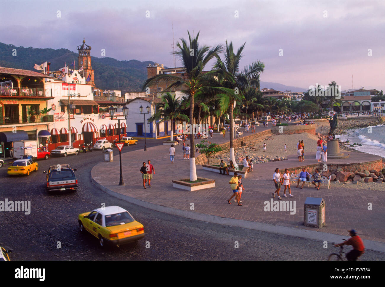 Campanario de la Iglesia de Guadalupe y la calle en la acera de enfrente junto a la playa en Puerto Vallarta, México Foto de stock