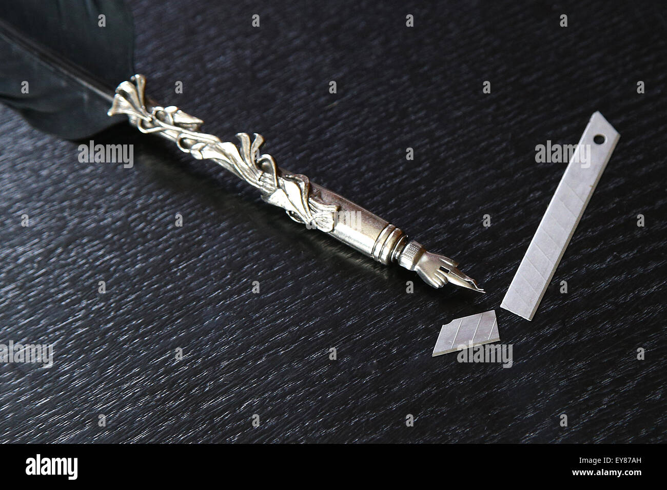 Pluma es más poderosa que la espada proverbio vintage representando la