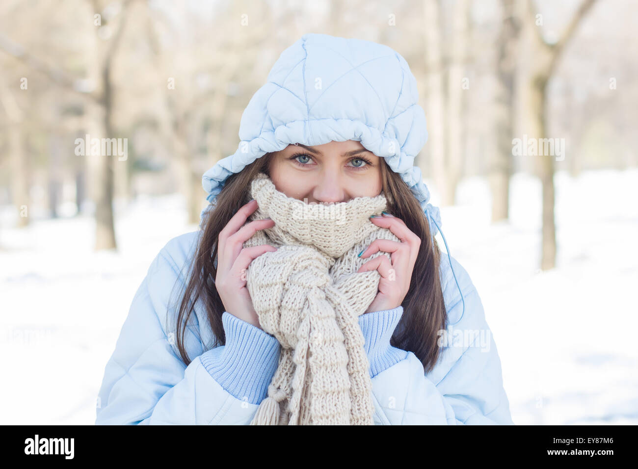 Invierno retrato de joven mujer vistiendo ropa para clima frío día