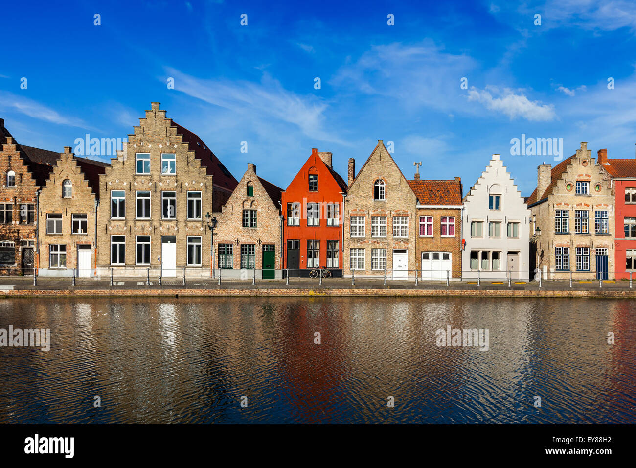 Papel tapiz europeo típico paisaje urbano - Europa Ver canal y casas medievales. Brugge (Brujas, Bélgica) Foto de stock