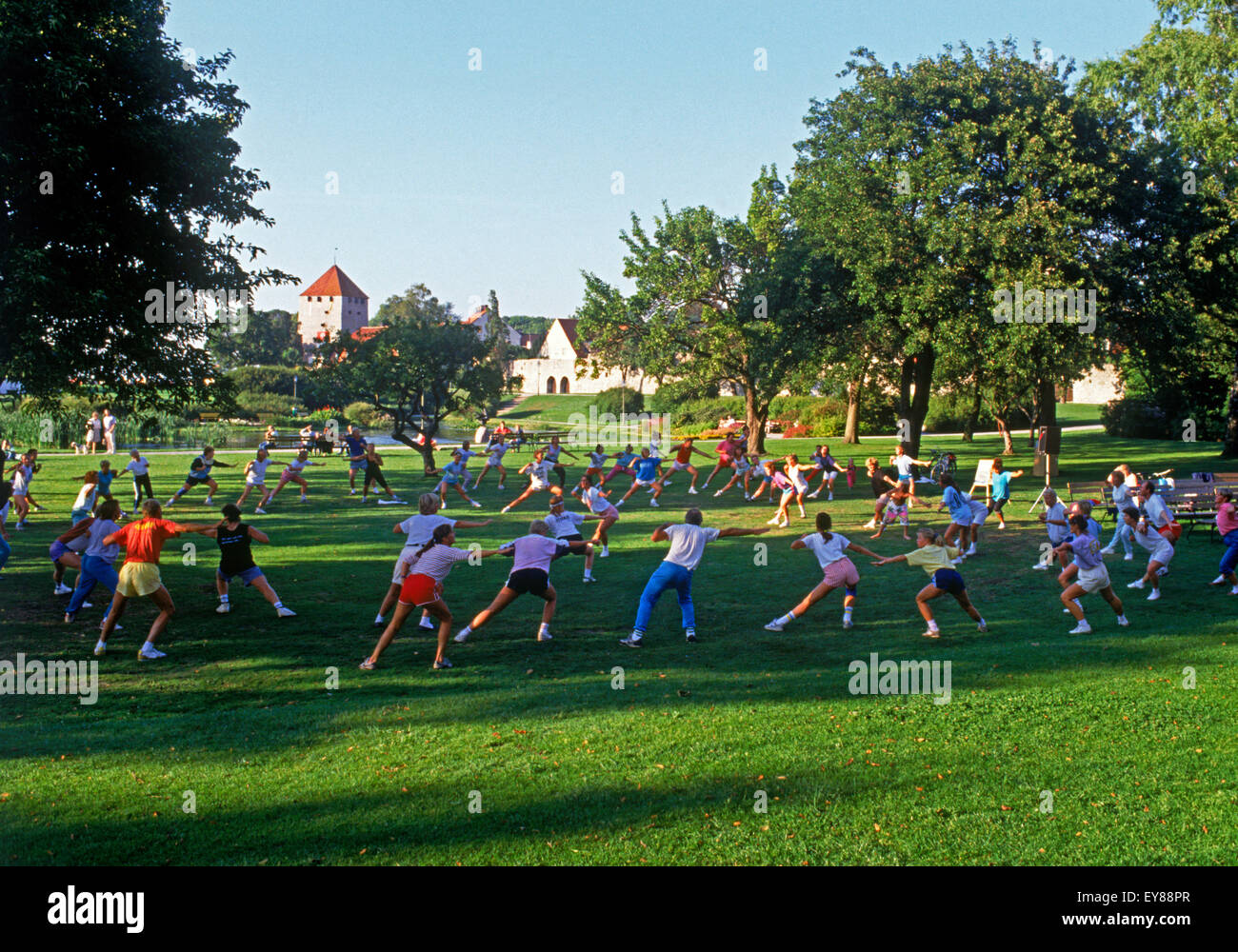 El ejercicio al aire libre y las clases de aeróbic en la ciudad de Visby en la isla sueca de Gotland, un lugar lleno de Historia Medieval. Foto de stock