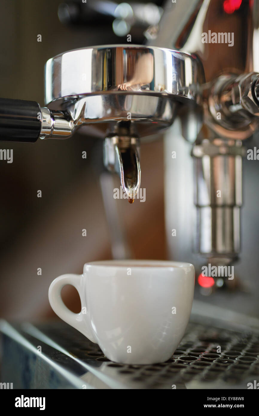 preparación de espresso, café molido en portafilter, máquina de café,  primer plano, extracción de café Fotografía de stock - Alamy