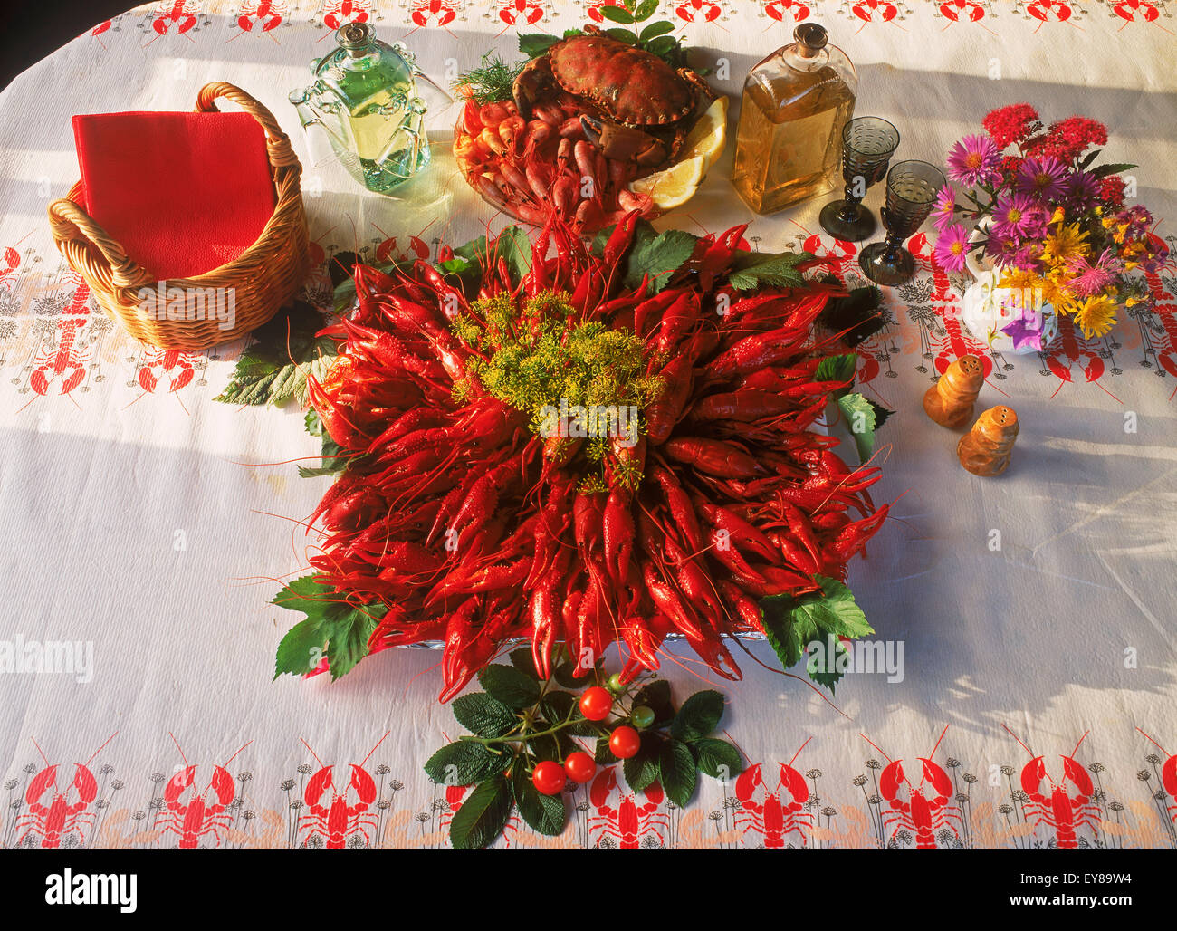 Ajuste de la tabla con placas de cangrejo fresco y pan en Suecia Foto de stock