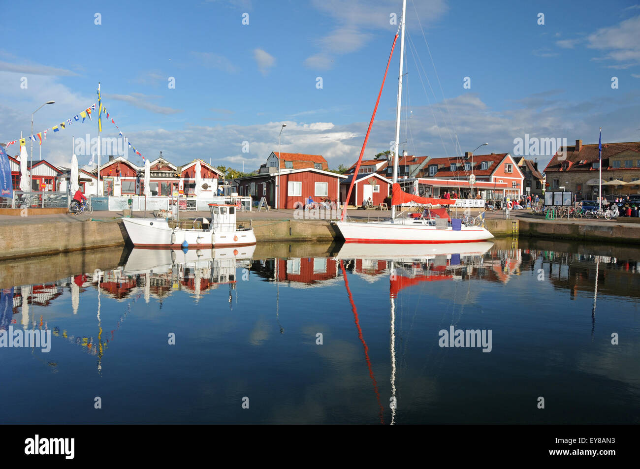 Puerto y barcos en la costa oeste aldea de Torekov en Skane en el sur de Suecia Foto de stock