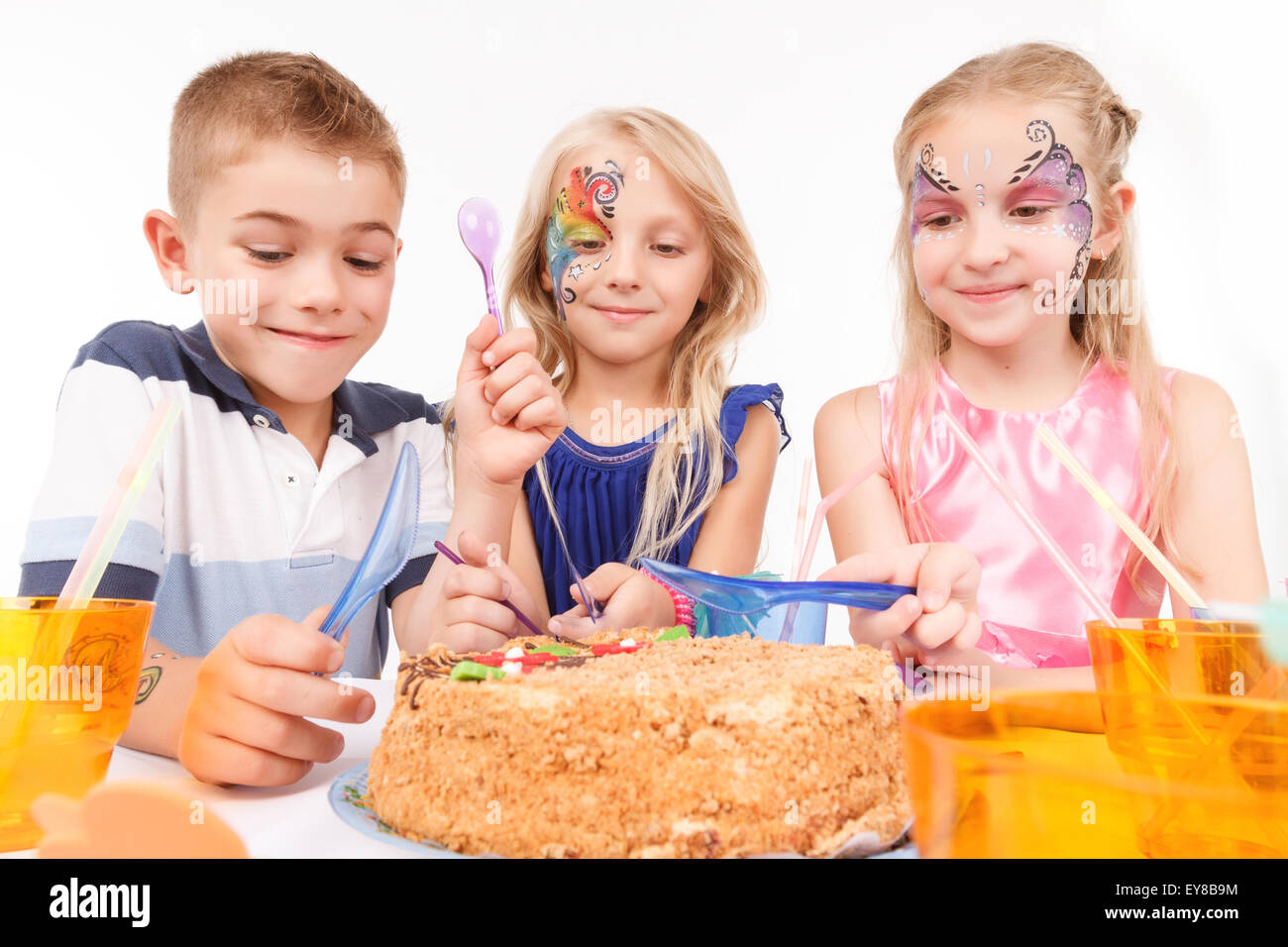 Felices los Niños comiendo pastel de cumpleaños Fotografía de stock - Alamy