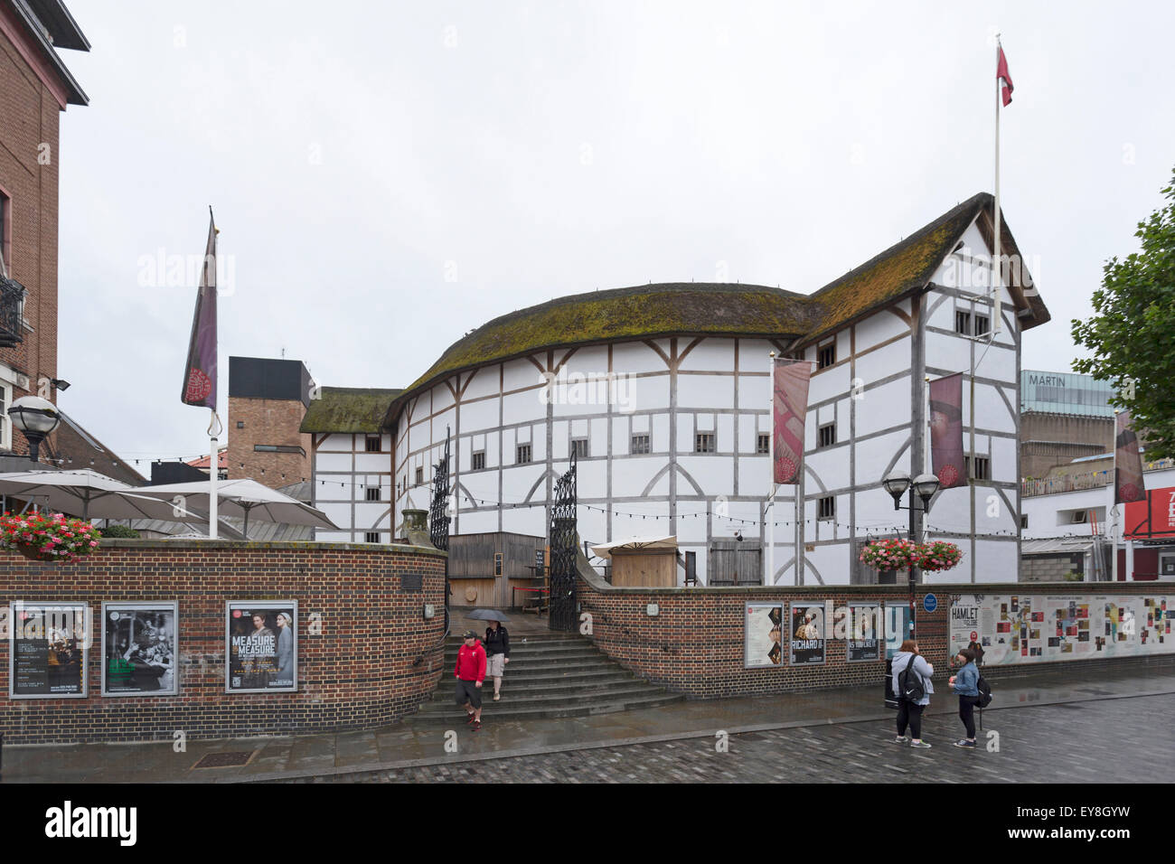 El Shakespeare's Globe Theatre sobre el río Támesis en el nuevo Globe Walk, Bankside, Southwark, Londres, Inglaterra, Reino Unido. Foto de stock