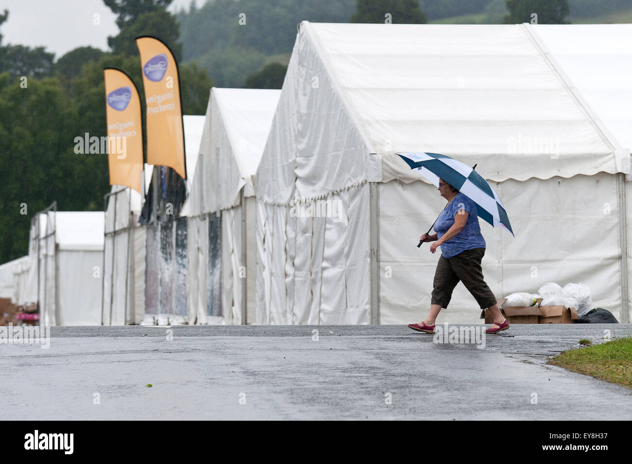 Llanelwedd, Powys, Reino Unido. El 24 de julio de 2015. El clima es lluvioso para el clearup después de esta semana, el Royal Welsh Show agrícola. Crédito: Graham M. Lorenzo/Alamy Live News Foto de stock