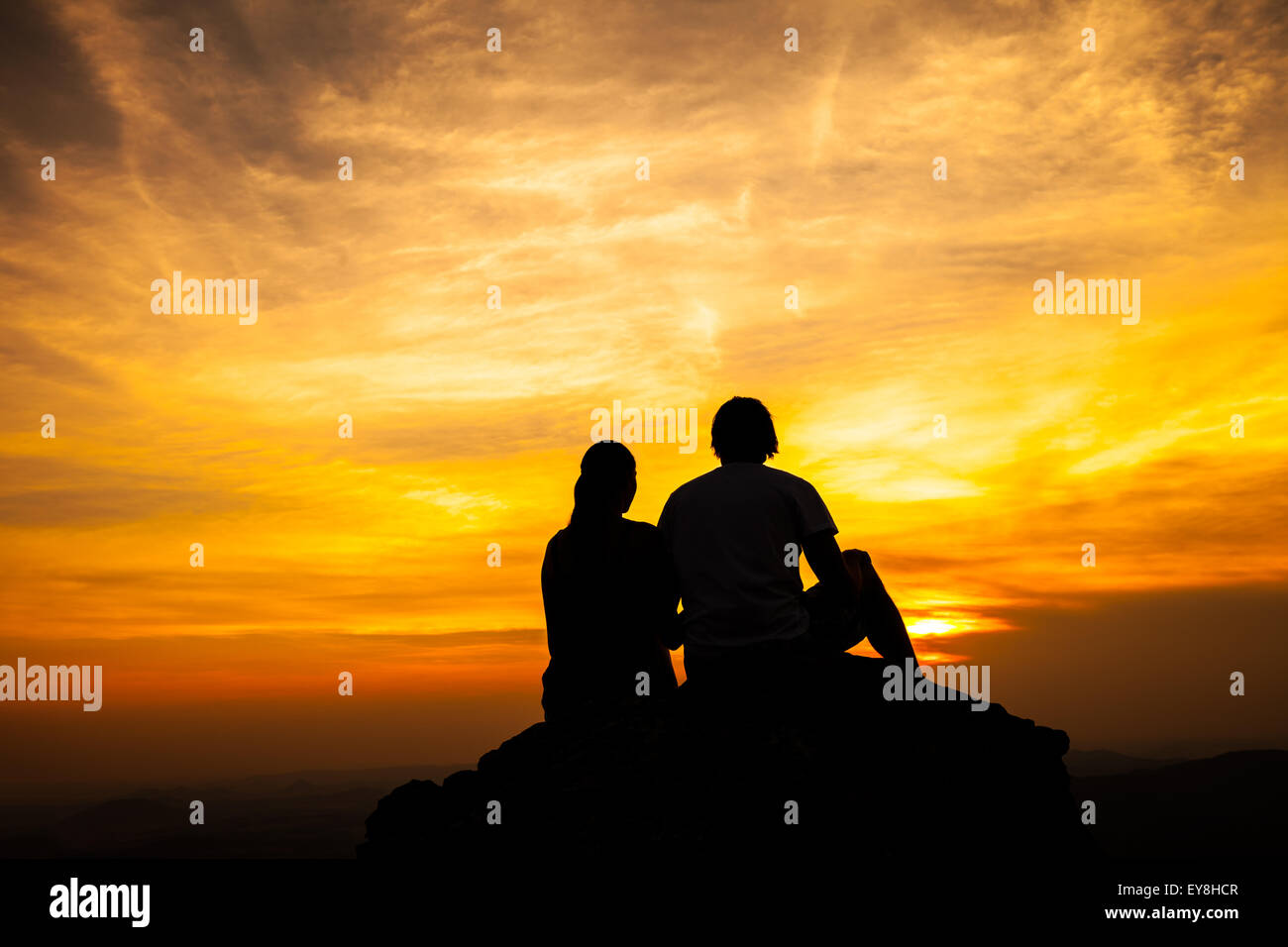 Silueta de pareja amorosa en Sunset Foto de stock