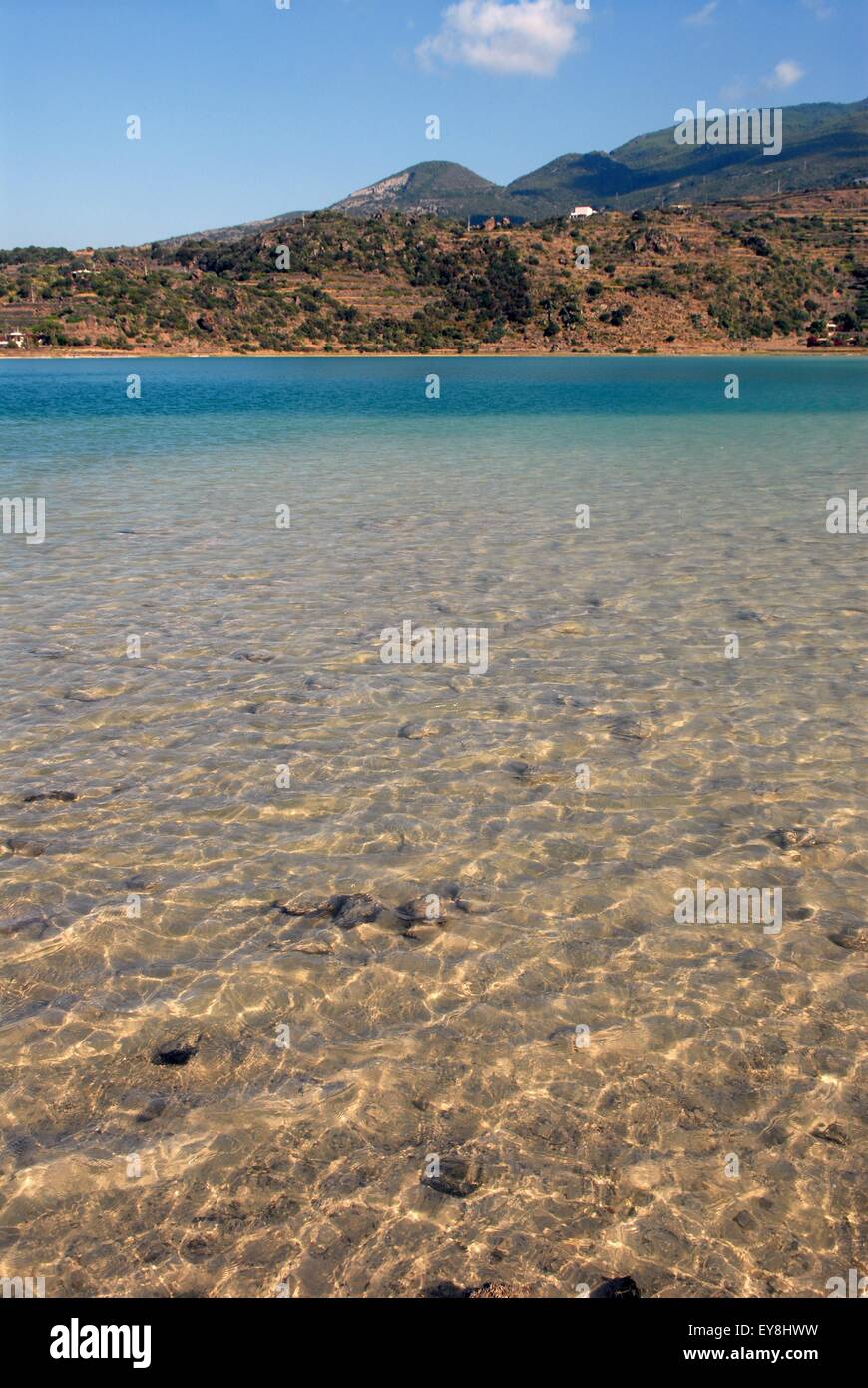 Isla de Pantelleria (Sicilia, Italia), Lago Espejo de Venus, el lago  volcánico termales con baños de barro Fotografía de stock - Alamy