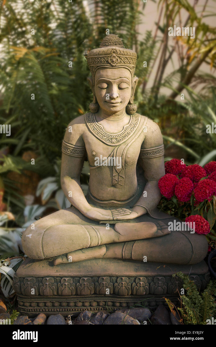 Buda en piedra, colores gris y negro – Almacen Benares – Decoración Asiática