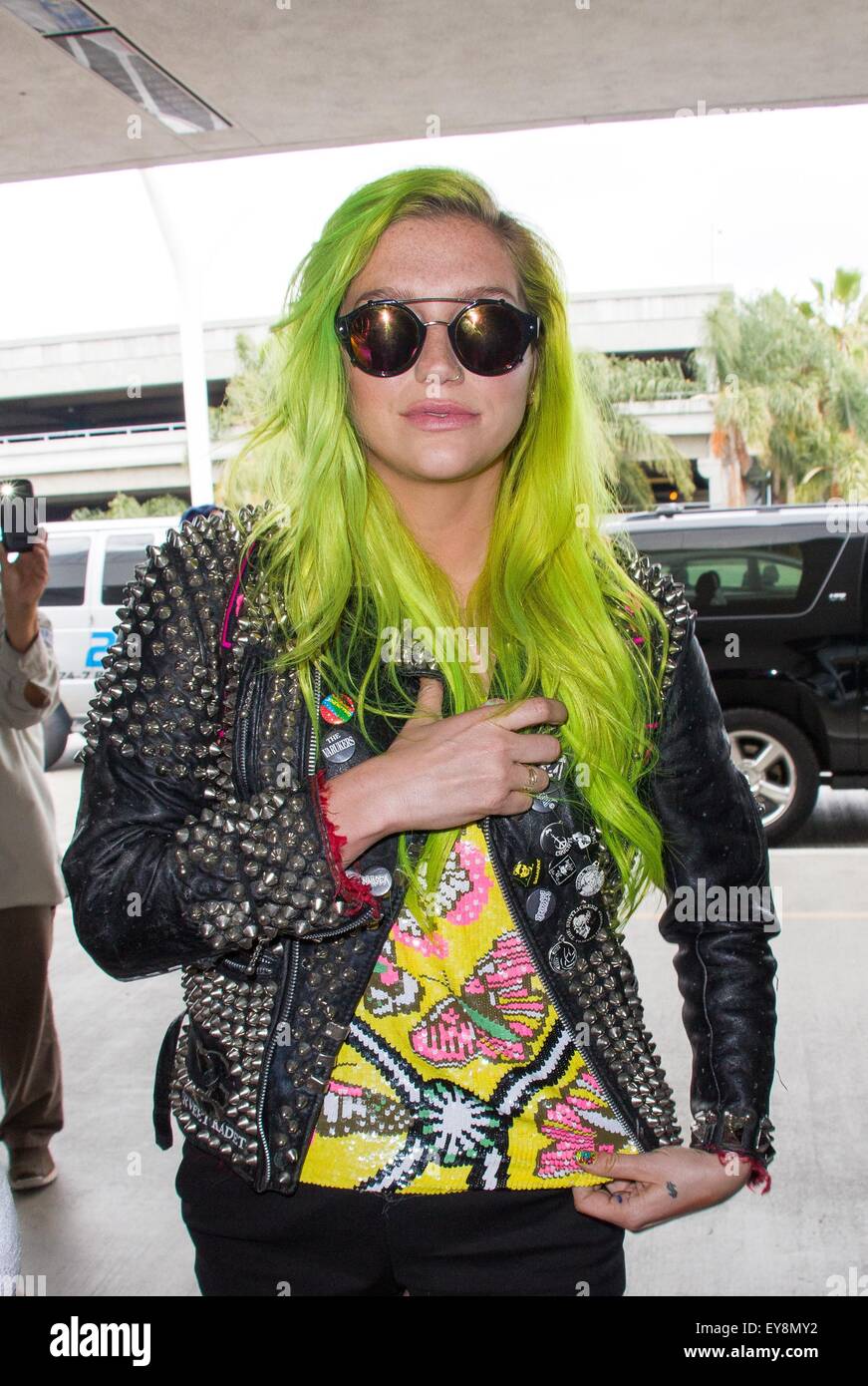 Kesha llega al Aeropuerto Internacional de Los Ángeles (LAX) con neón con pelo: Kesha donde: Los Angeles, California, Estados Unidos cuando: 22 de mayo de 2015 Foto de stock