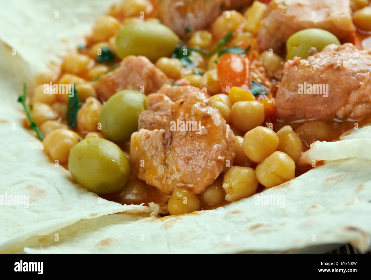 - Tharid árabe tradicional plato hecho de trozos de pan en caldo de carne o vegetales Foto de stock