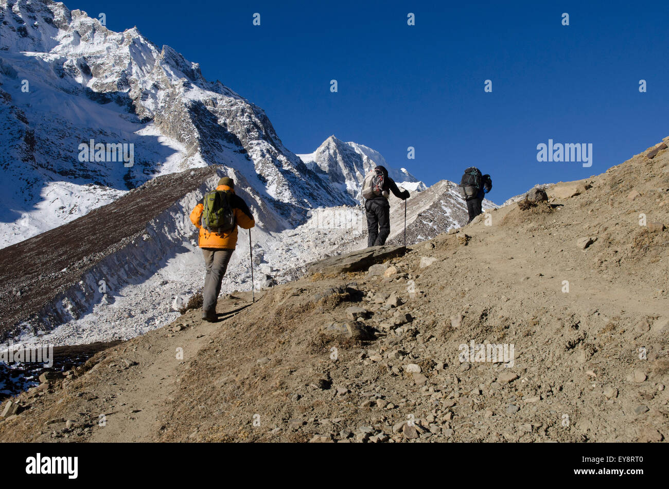 Los trekkers en el Larke La pasada del circuito Manaslu trekking en Nepal Foto de stock