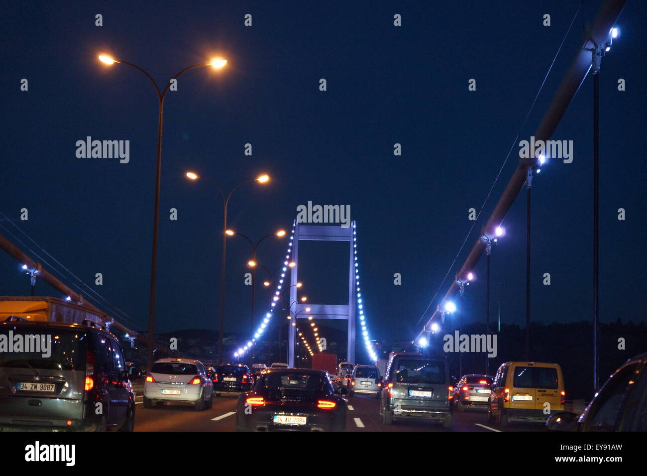 El estrecho del Bósforo en taxi por la noche Estambul Foto de stock