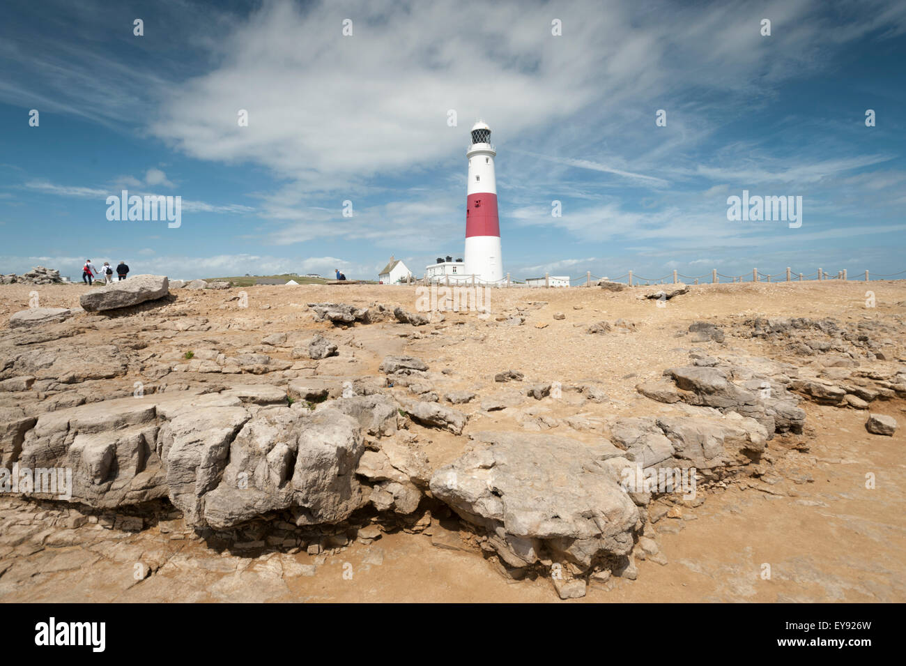 Trinity House faro en el extremo sur de Portland Bill, en Dorset, Inglaterra, Reino Unido, con un cielo azul y las nubes blancas detrás. Foto de stock