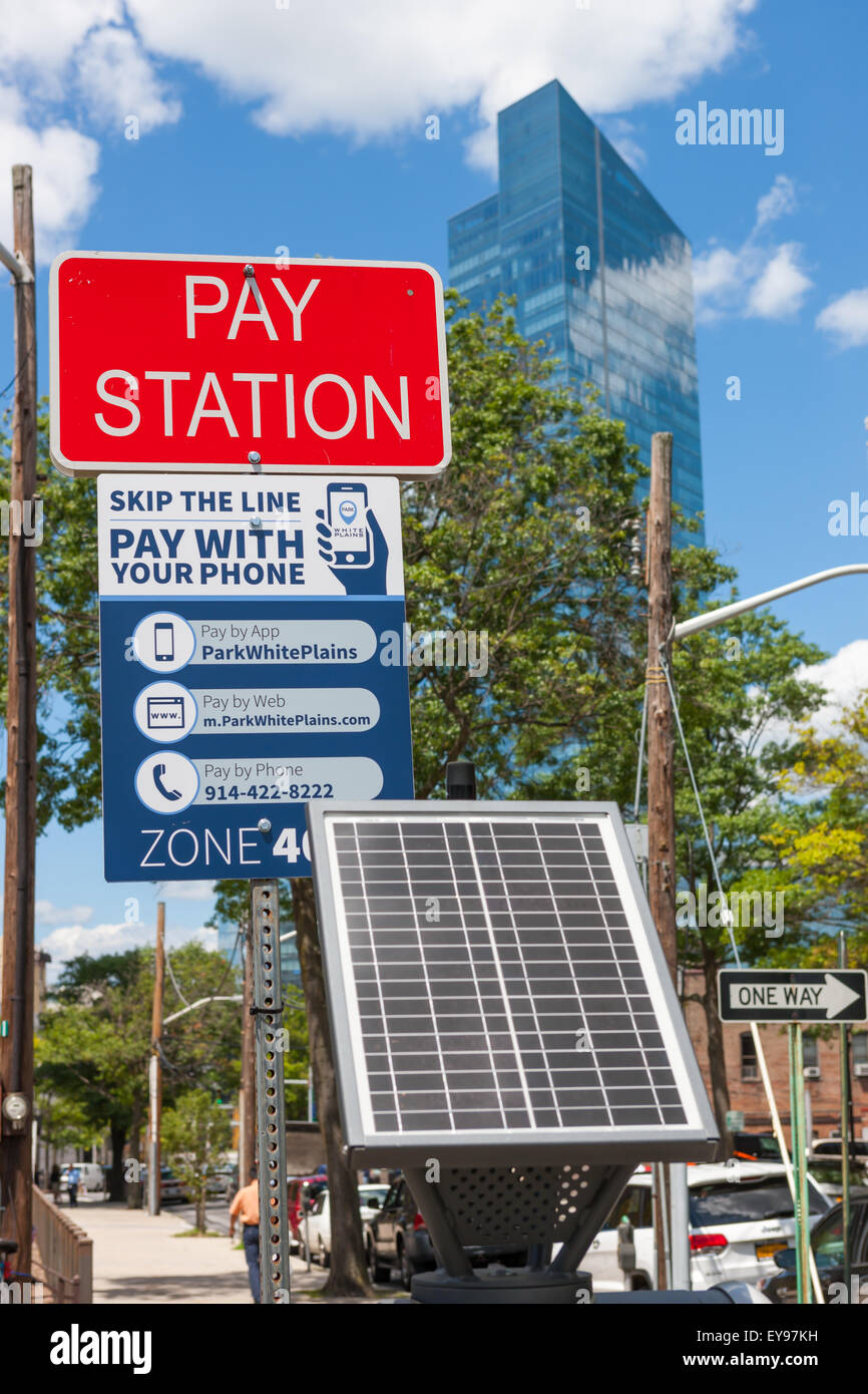 Un multi espacio solar pagar station en un aparcamiento municipal en White Plains, Nueva York. Foto de stock